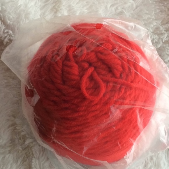 1 skein of red yarn - Scarlet - Picture 5 of 11